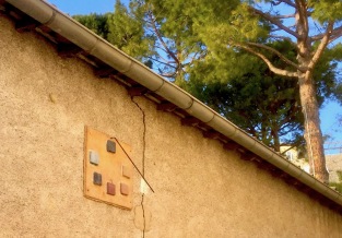 Cadran solaire sur le mur est d'une école primaire de l'arrière-pays niçois.