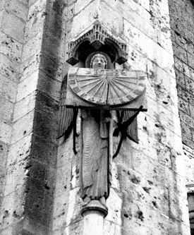 Le célèbre « Ange au cadran » de la Cathédrale de Chartres, France, datant de 1528 (une copie le remplace depuis 1974).
