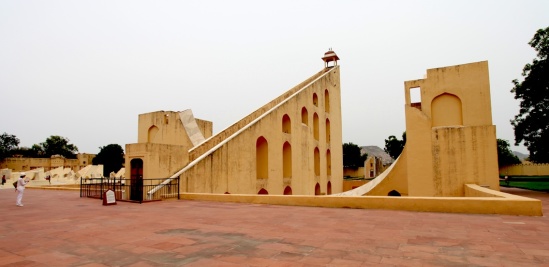 L'imposant cadran solaire équatorial du Yantra Mandir à Jaipur en Inde.