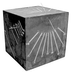 Cadran cubique (de 1m d'arête) comportant un cadran solaire sur chacune de ses cinq faces visibles