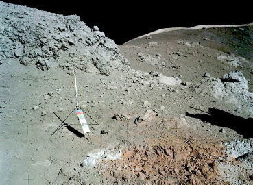 Gnomon installé à des fins scientifiques par la mission Apollo 17 sur le sol lunaire.