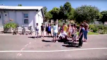 Des élèves d'une école de Strasbourg construisent un cadran solaire dans la cour de leur école.