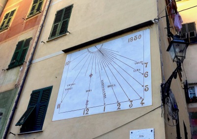 Cadran solaire sur un mur de Camogli (Italie), daté de 1850.