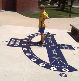 Un enfant indique par son ombre l'heure sur le cadran analemmatique installé à l'Université d'Arizona à Tucson.
