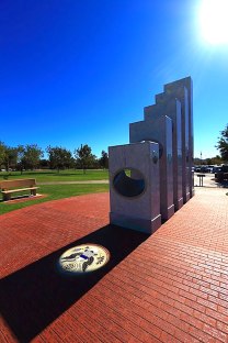 A l'occasion du « Veterans day » (Journée des anciens combattants) chaque 11 novembre, à 11 h 11 min, le soleil passe au travers de ce cadran et éclaire le Grand sceau des États-Unis sur le sol.