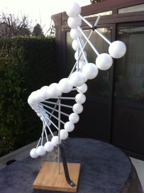 « ADN » - Cadran solaire imaginé et réalisé par Claude Gahon
