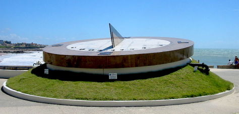 Cadran solaire monumental à Natal au Brésil, dans l'hémisphère sud.