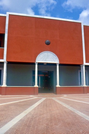 Cadran solaire à l'entrée du Sophia Country Club à Sophia Antipolis, France, en 1992.