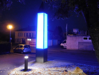 L'obélisque de Haigerloch (Allemagne), de nuit (LED bleues à l'intérieur), avec quatre cadrans, dont un plein nord et une méridienne
